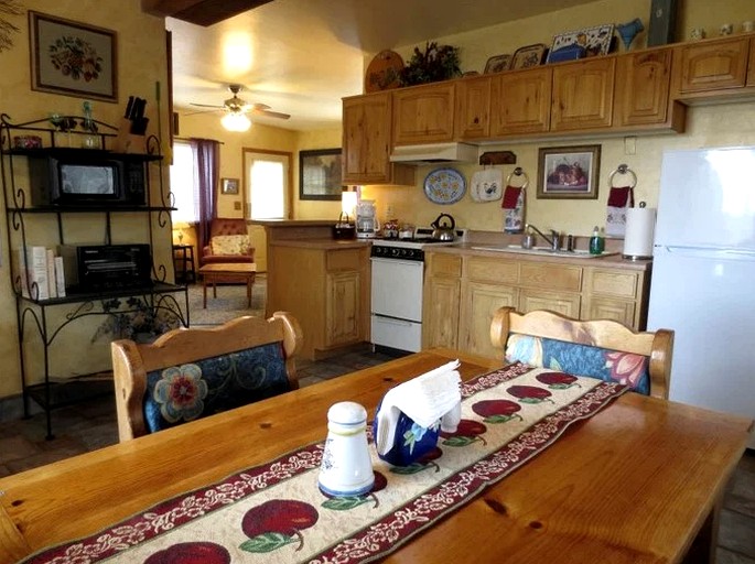 Vacation Rental with Relaxing Jacuzzi near Little Granite Mountain, Arizona | Cottages (Prescott, Arizona, United States of America)