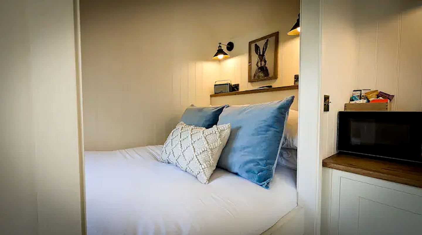 Remote Tiny House Beautifully Remodeled with Hot-Tub in the UK