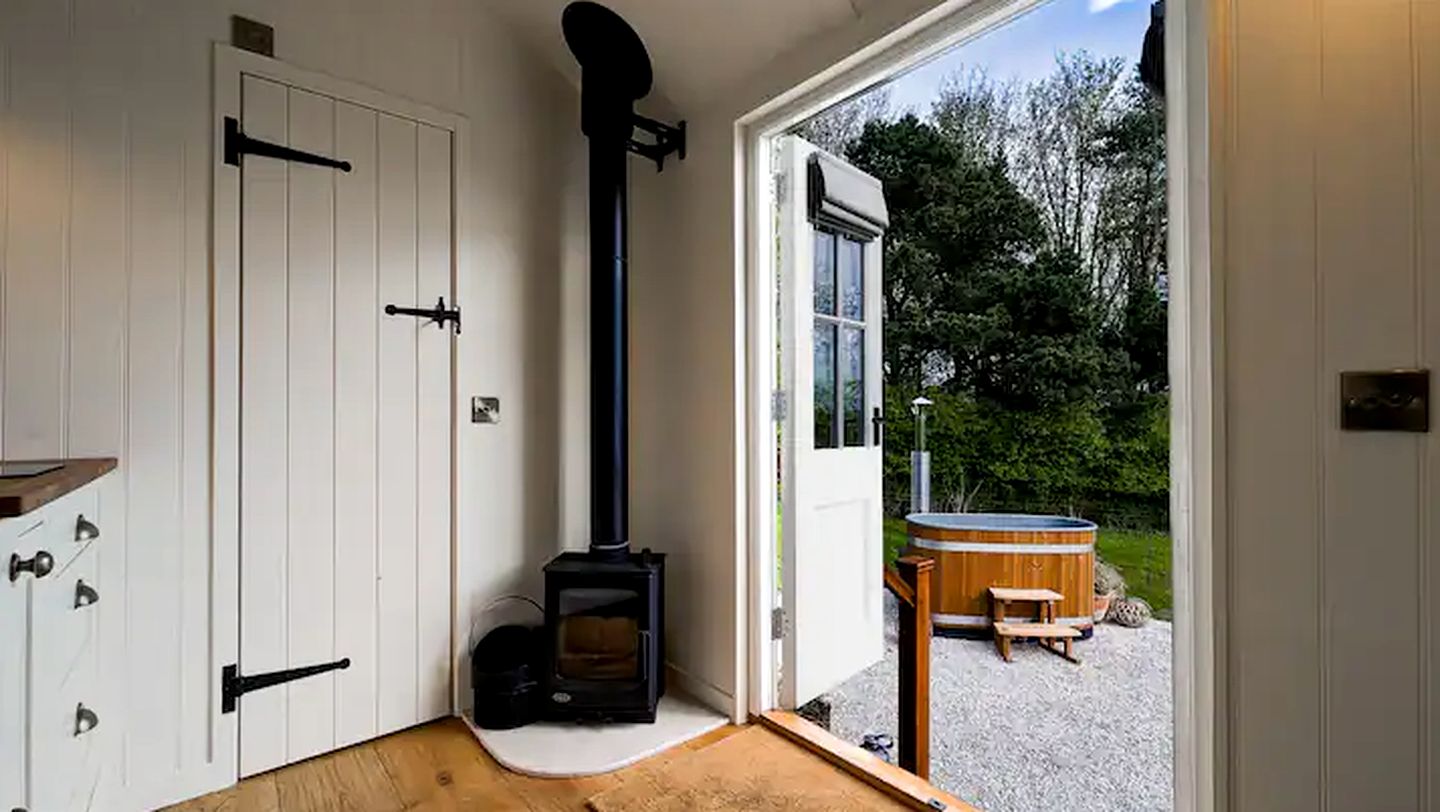 Remote Tiny House Beautifully Remodeled with Hot-Tub in the UK