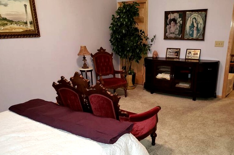Cozy Bedroom in Waterfront Rental on Lake Sakatah in Morristown, Minnesota | Nature Lodges (Morristown, Minnesota, United States of America)