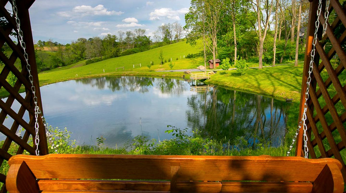 Romantic Forest Cabin with Amazing Private Deck and Spa in Ohio