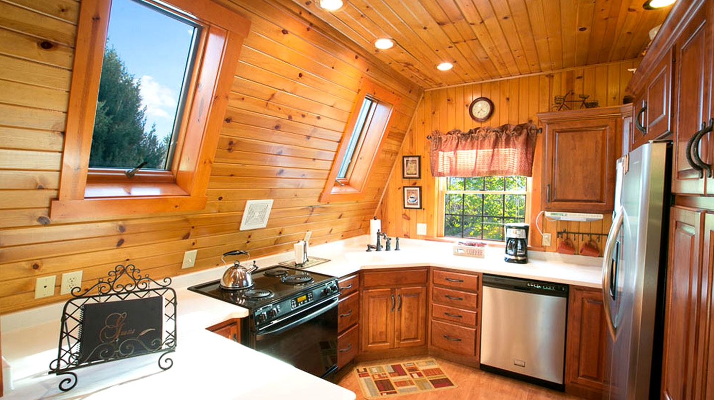 Romantic Forest Cabin with Amazing Private Deck and Spa in Ohio