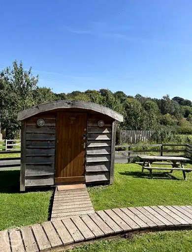 Furnished Rustic Pod Great for Outdoor Lovers in UK