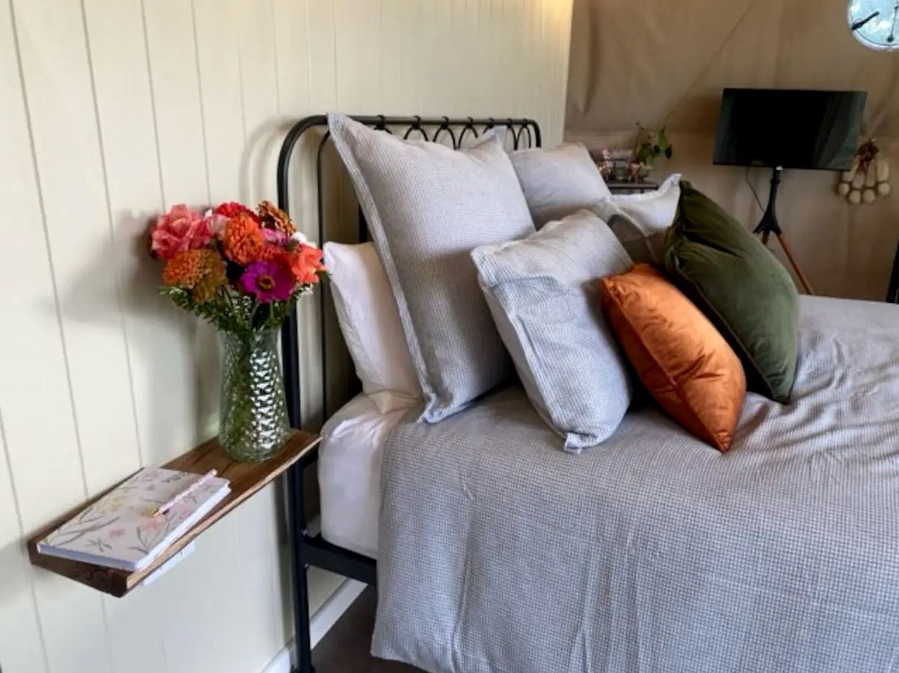 Outstanding Dome with Outdoor Bath Ideal for a Romantic Getaway in Victoria