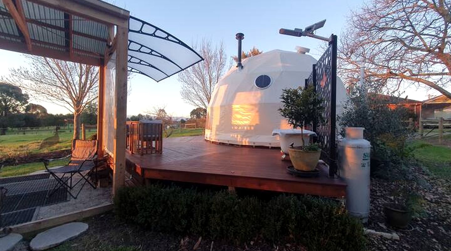 Outstanding Dome with Outdoor Bath Ideal for a Romantic Getaway in Victoria