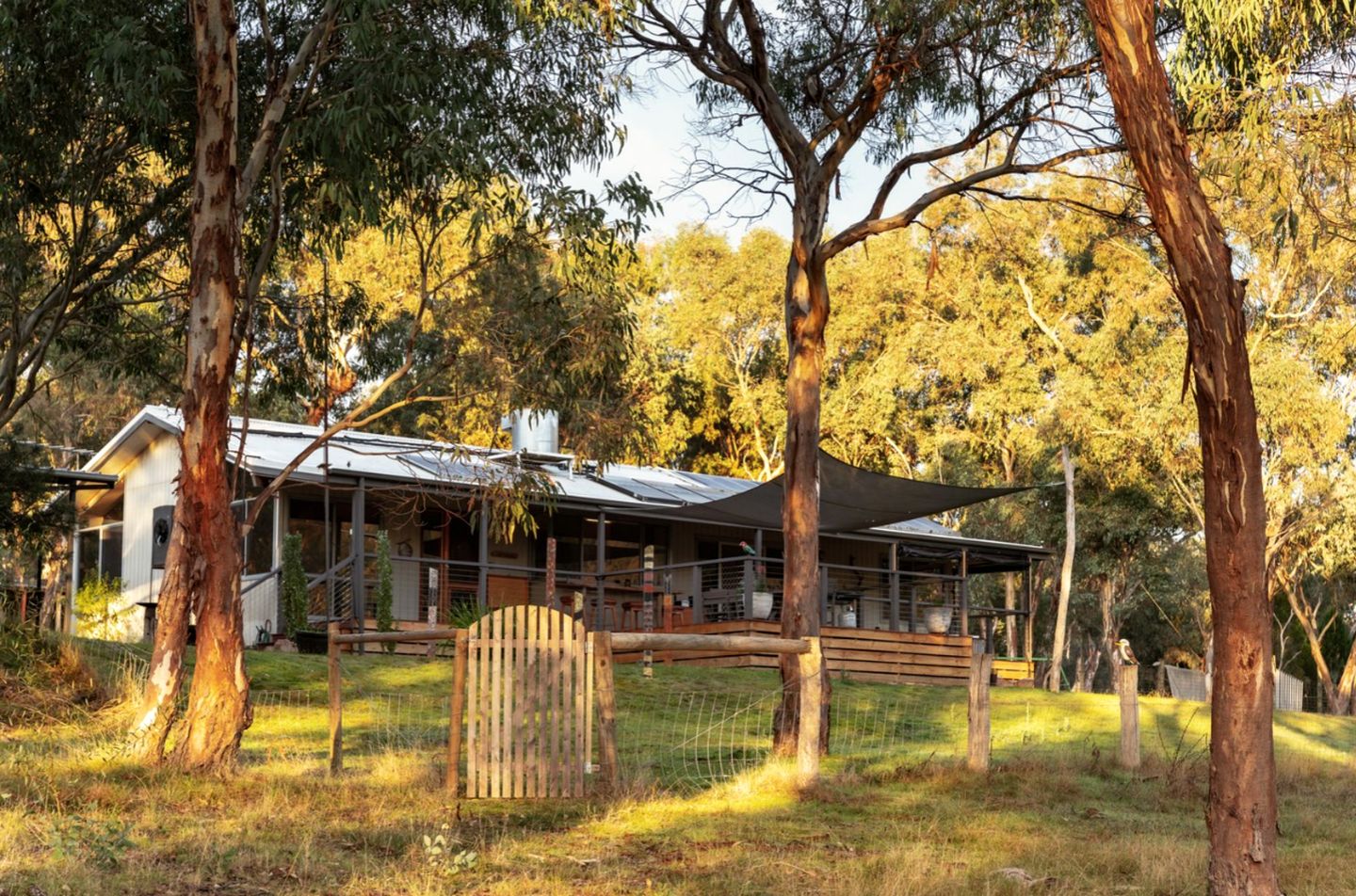 Breathtaking Cabin with Spectacular Interior, Deck, Jacuzzi and Countryside Views in Victoria