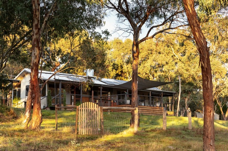 Breathtaking Cabin with Spectacular Interior, Deck, Jacuzzi and Countryside Views in Victoria