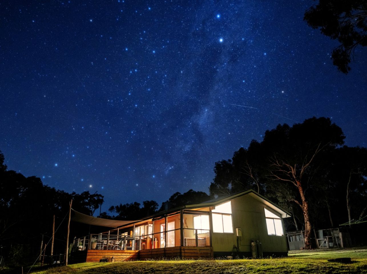 Breathtaking Cabin with Spectacular Interior, Deck, Jacuzzi and Countryside Views in Victoria