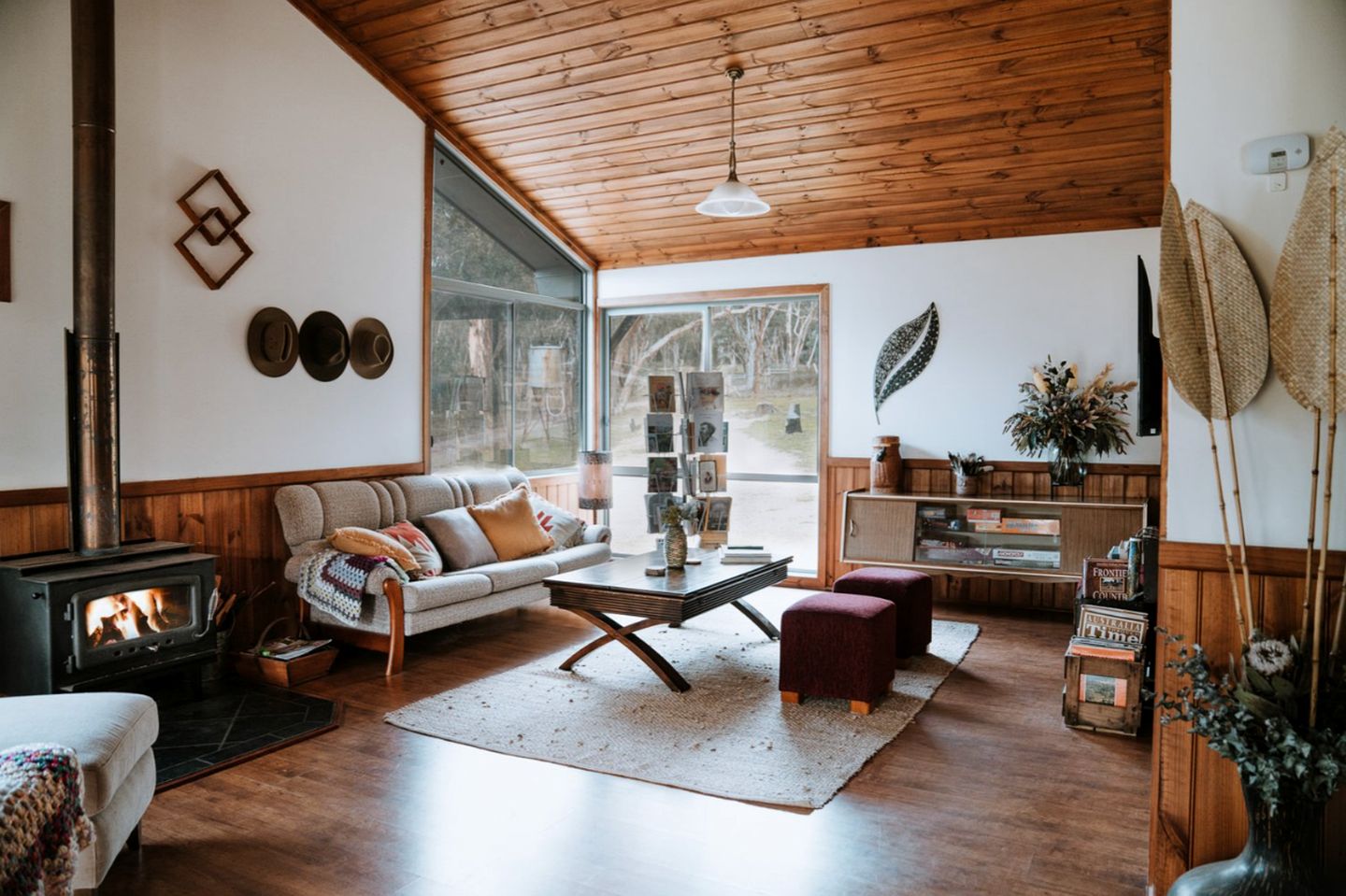 Breathtaking Cabin with Spectacular Interior, Deck, Jacuzzi and Countryside Views in Victoria