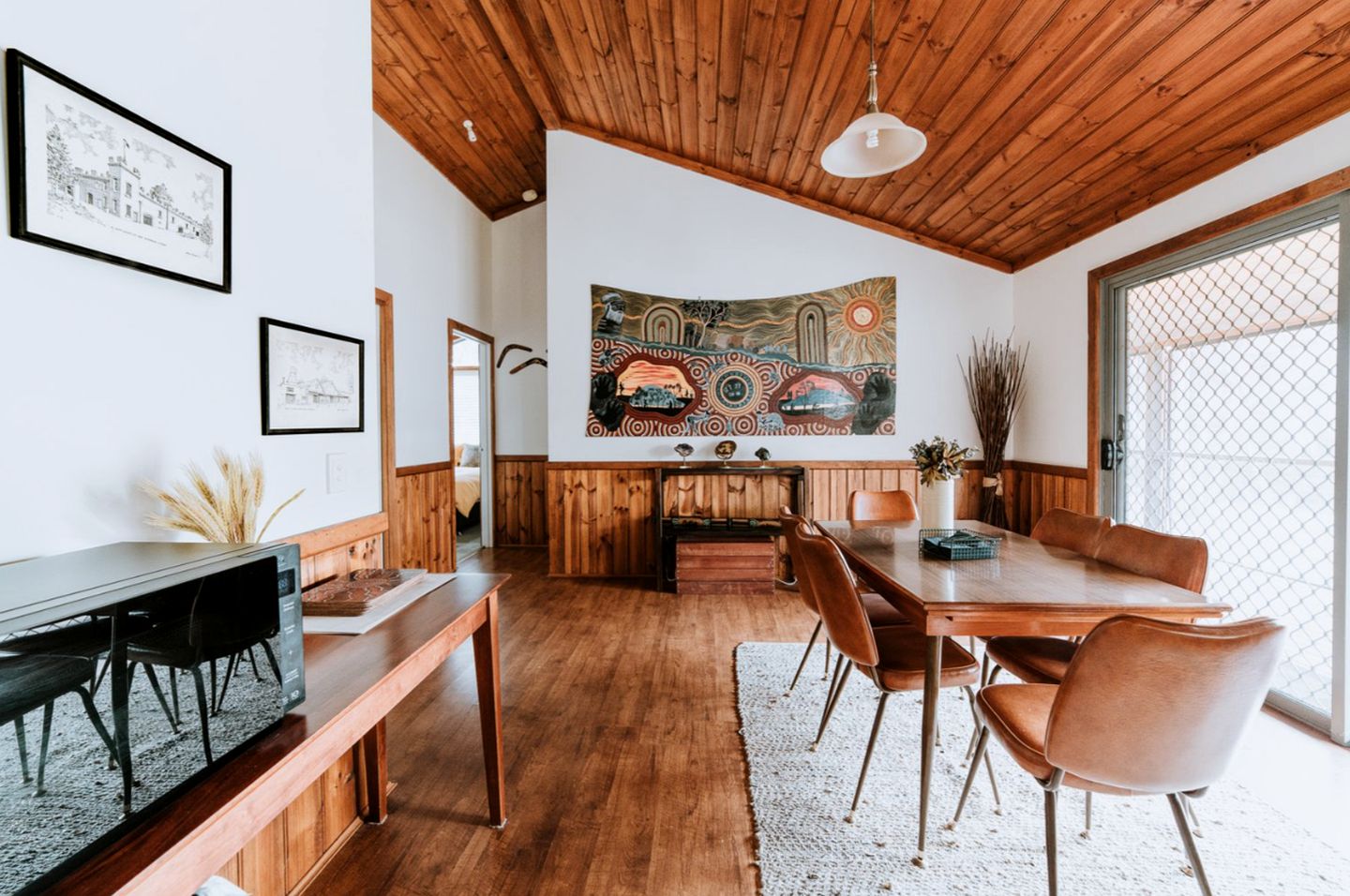 Breathtaking Cabin with Spectacular Interior, Deck, Jacuzzi and Countryside Views in Victoria