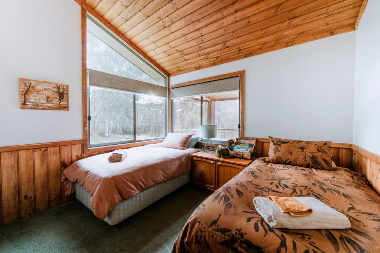 Breathtaking Cabin with Spectacular Interior, Deck, Jacuzzi and Countryside Views in Victoria