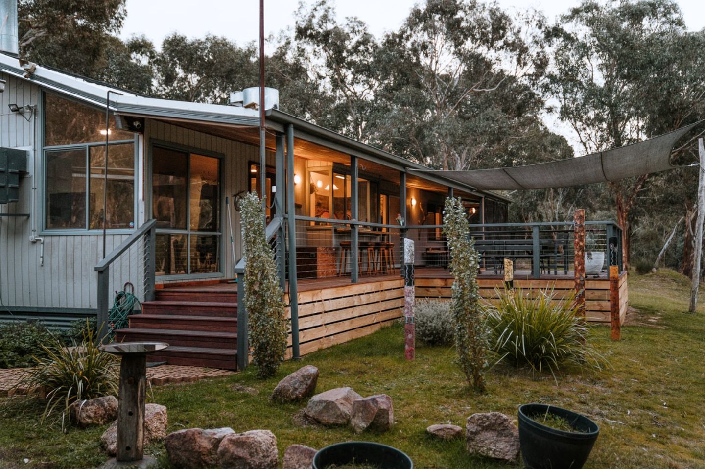 Breathtaking Cabin with Spectacular Interior, Deck, Jacuzzi and Countryside Views in Victoria