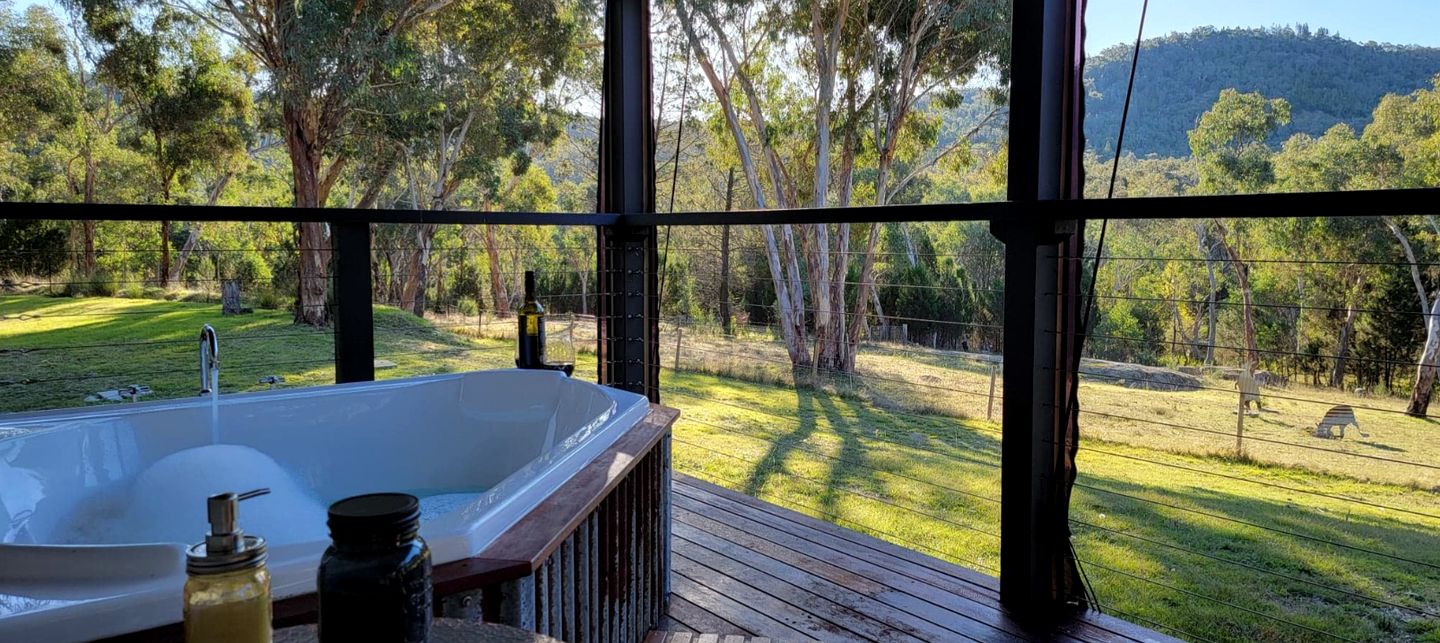 Breathtaking Cabin with Spectacular Interior, Deck, Jacuzzi and Countryside Views in Victoria