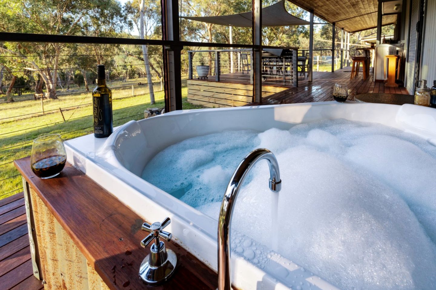 Breathtaking Cabin with Spectacular Interior, Deck, Jacuzzi and Countryside Views in Victoria