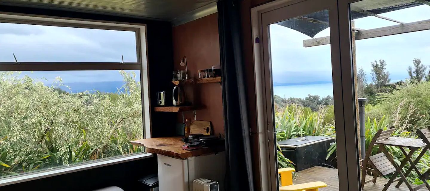 Beautiful Romantic Tiny House with Outdoor Bath and Breathtaking Views in NZ