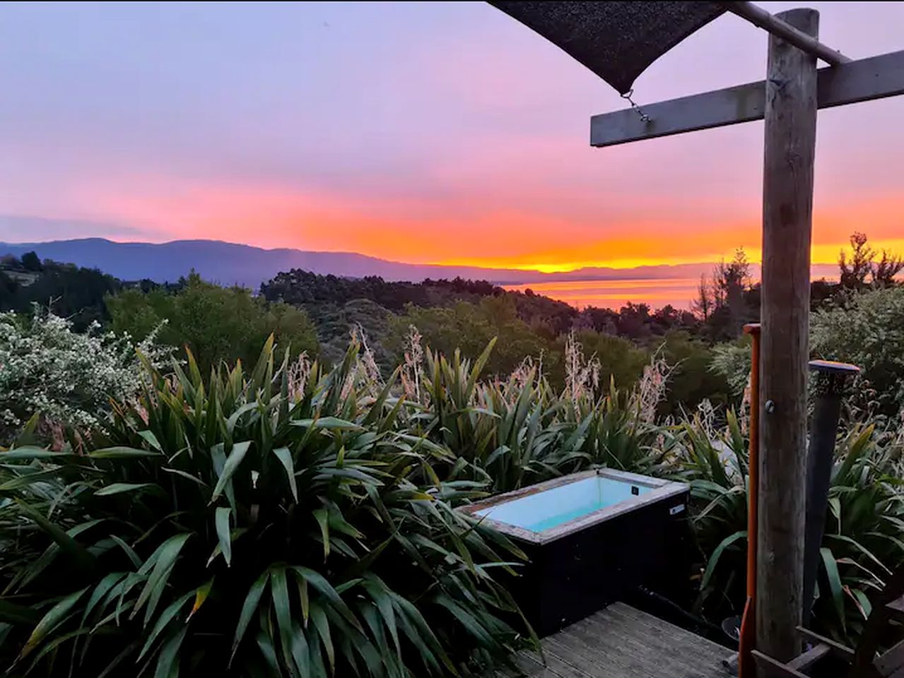 Beautiful Romantic Tiny House with Outdoor Bath and Breathtaking Views in NZ