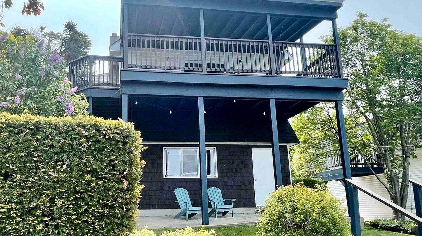 Lakefront Cottage with Spacious Deck and Great Views in NY