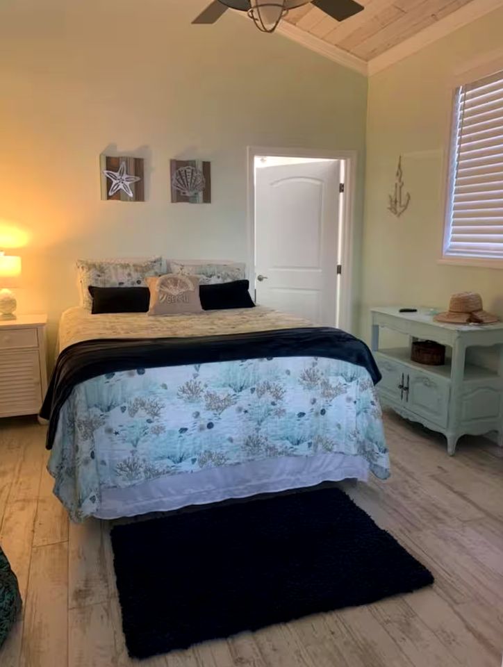 Beautiful Waterfront Cottage for a Peaceful Romantic Escape in Micco, Florida