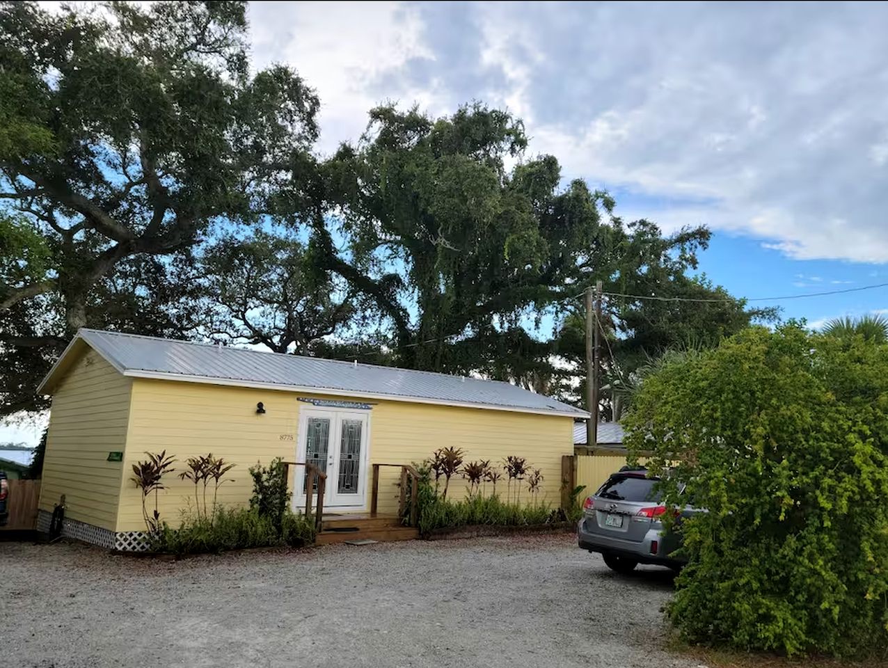 Beautiful Riverfront Bungalow for a Wonderful Family Getaway in Micco, Florida