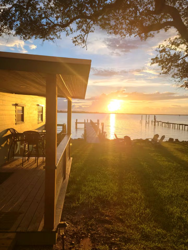 Beautiful Riverfront Bungalow for a Wonderful Family Getaway in Micco, Florida