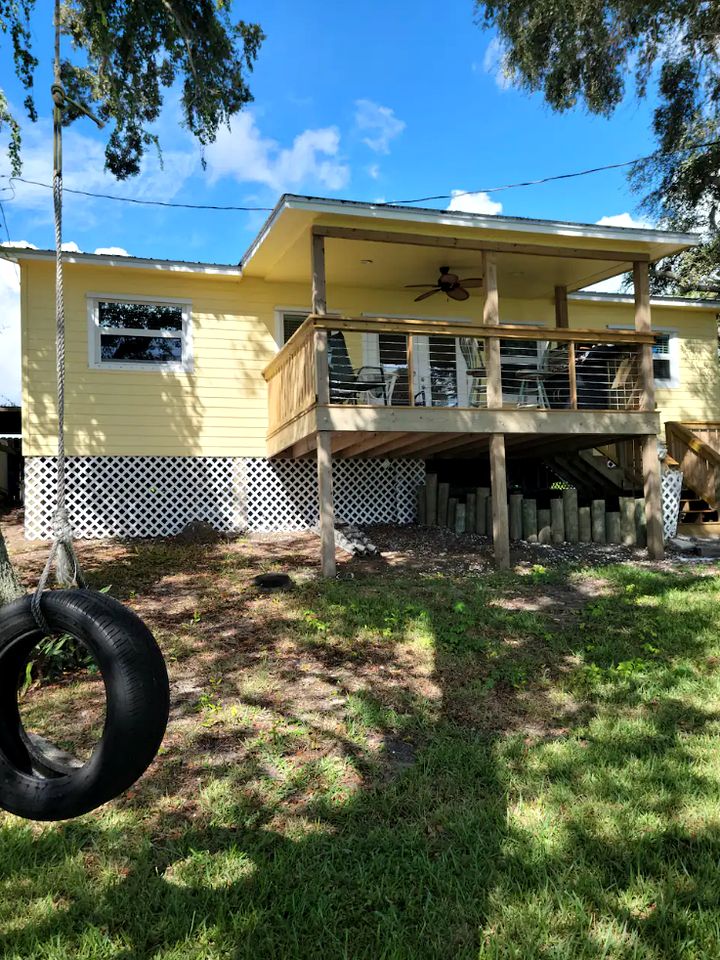 Beautiful Riverfront Bungalow for a Wonderful Family Getaway in Micco, Florida