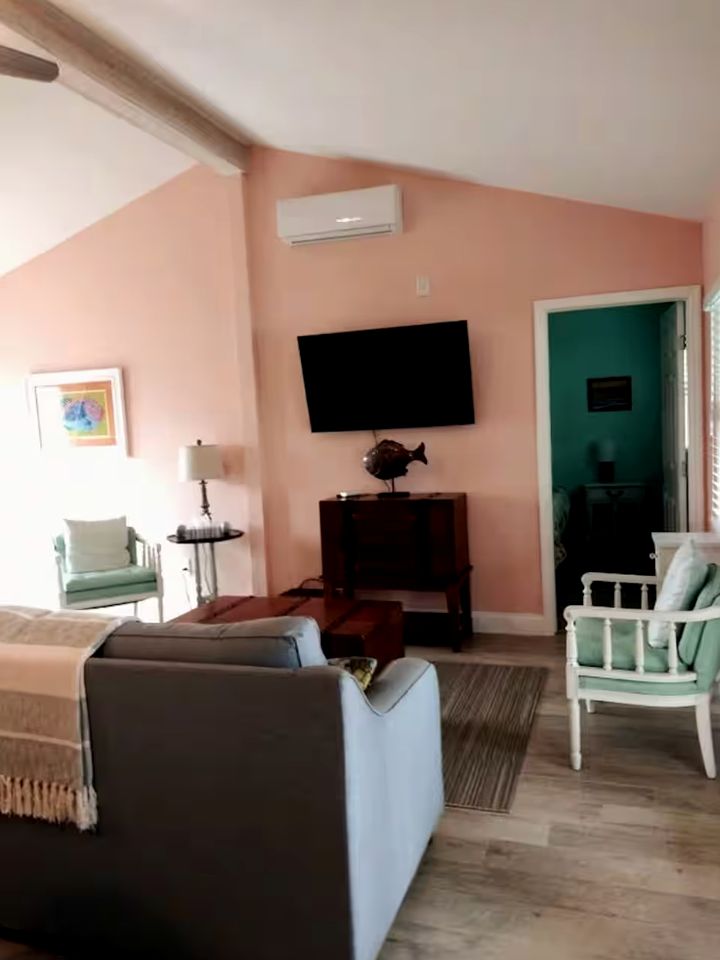 Beautiful Riverfront Bungalow for a Wonderful Family Getaway in Micco, Florida