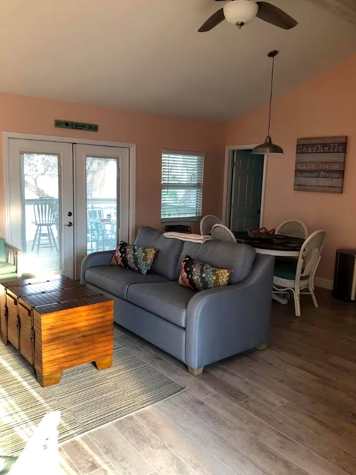 Beautiful Riverfront Bungalow for a Wonderful Family Getaway in Micco, Florida