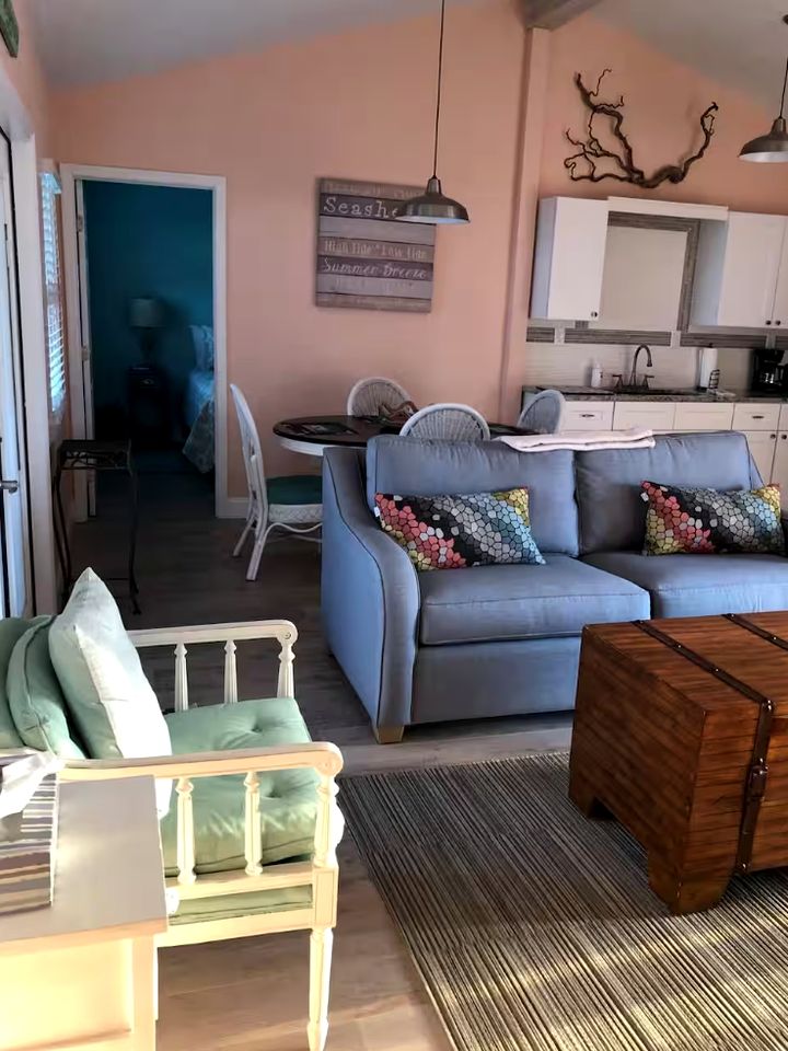 Beautiful Riverfront Bungalow for a Wonderful Family Getaway in Micco, Florida