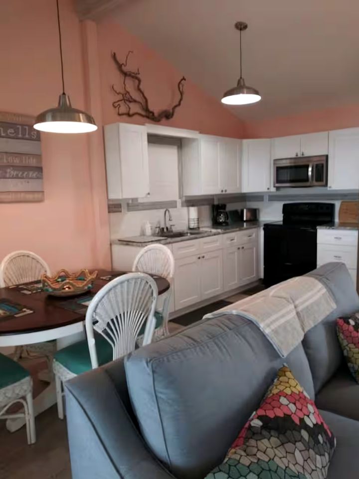 Beautiful Riverfront Bungalow for a Wonderful Family Getaway in Micco, Florida