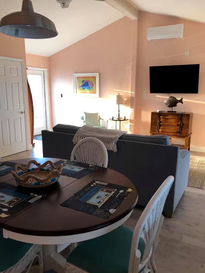 Beautiful Riverfront Bungalow for a Wonderful Family Getaway in Micco, Florida