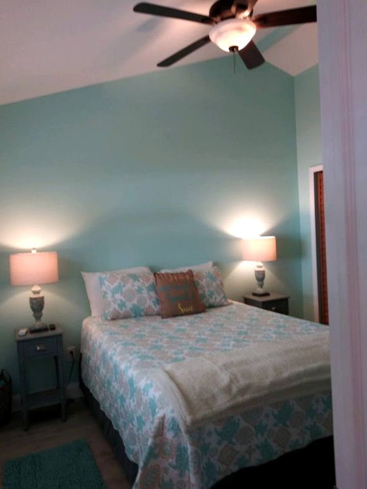 Beautiful Riverfront Bungalow for a Wonderful Family Getaway in Micco, Florida