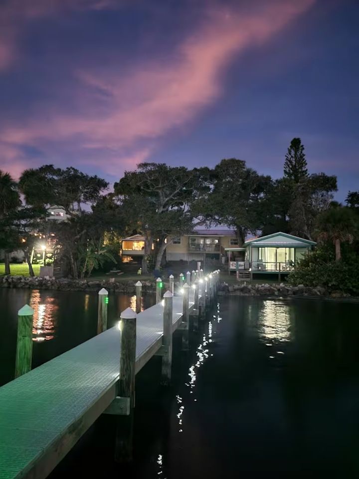 Beautiful Riverfront Bungalow for a Wonderful Family Getaway in Micco, Florida