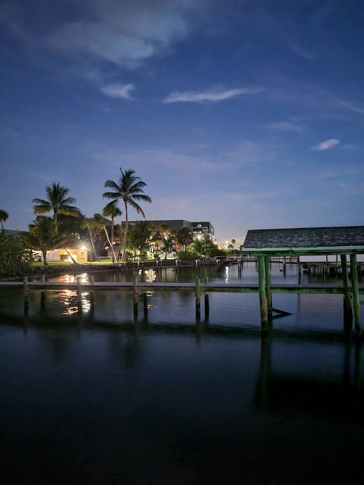 Beautiful Riverfront Bungalow for a Wonderful Family Getaway in Micco, Florida