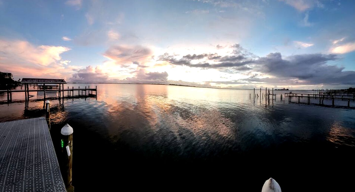 Beautiful Riverfront Bungalow for a Wonderful Family Getaway in Micco, Florida