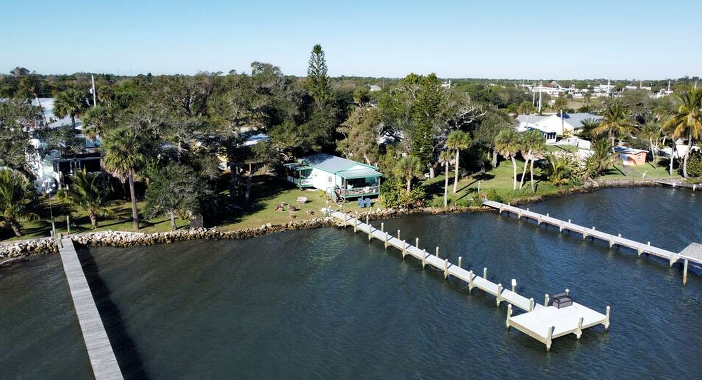Beautiful Riverfront Bungalow for a Wonderful Family Getaway in Micco, Florida
