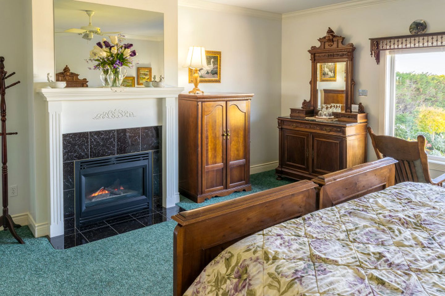 Romantic Suite Rental with a Cozy Fireplace near Sequim, Washington