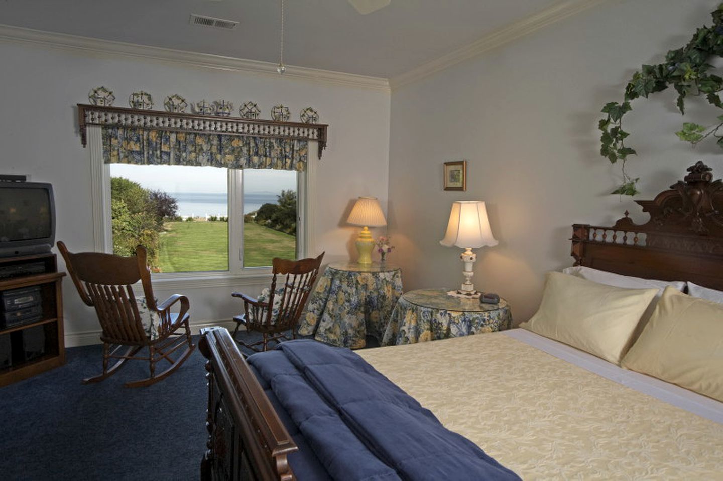 Oceanfront Suite Rental with Jacuzzi near Olympic National Park, Washington