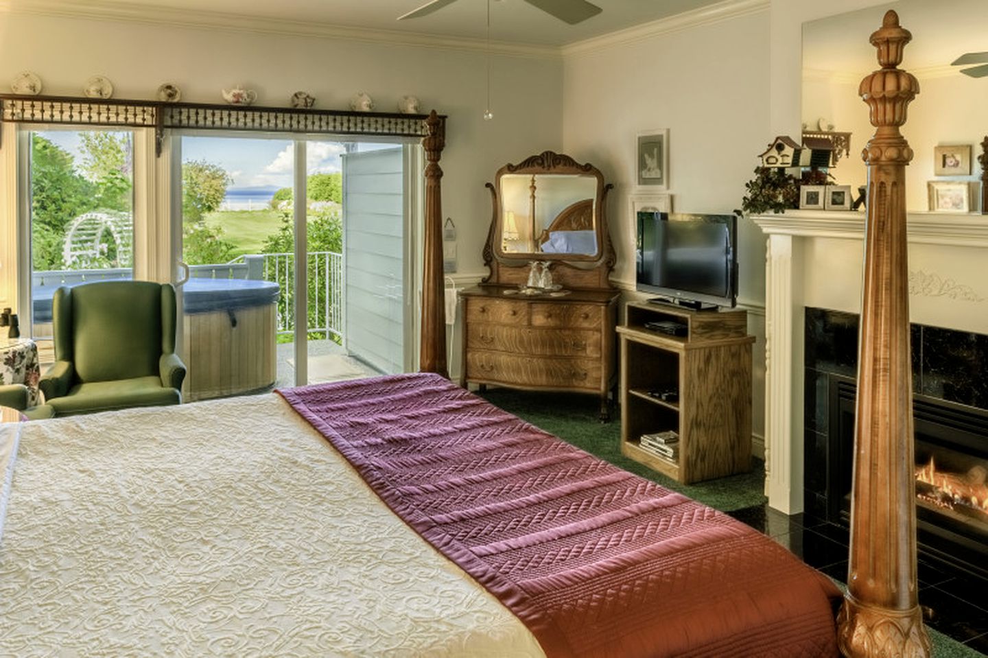 Beautifully-Decorated Suite Rental a Private Hot Tub near Hurricane Ridge, Washington