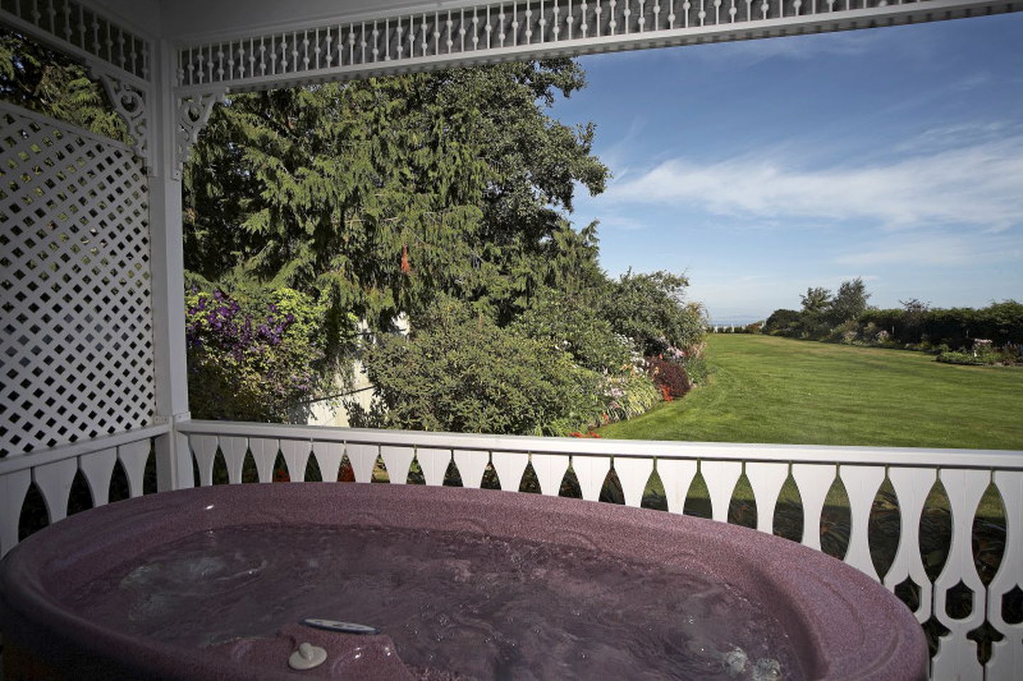 Beautifully-Decorated Suite Rental a Private Hot Tub near Hurricane Ridge, Washington