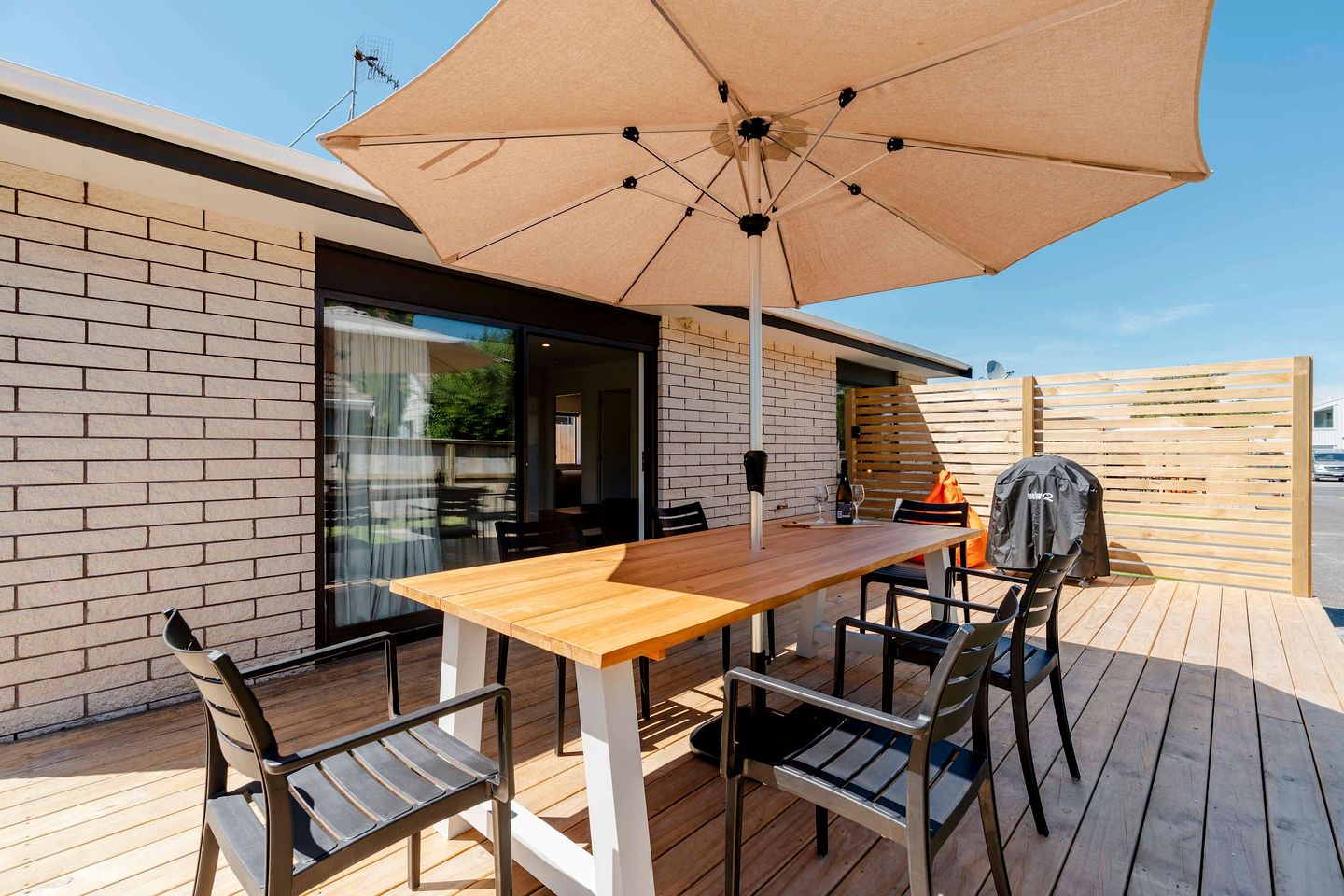 Charming Holiday Home with Large Deck & BBQ, Steps from Papamoa Beach, Papamoa, New Zealand