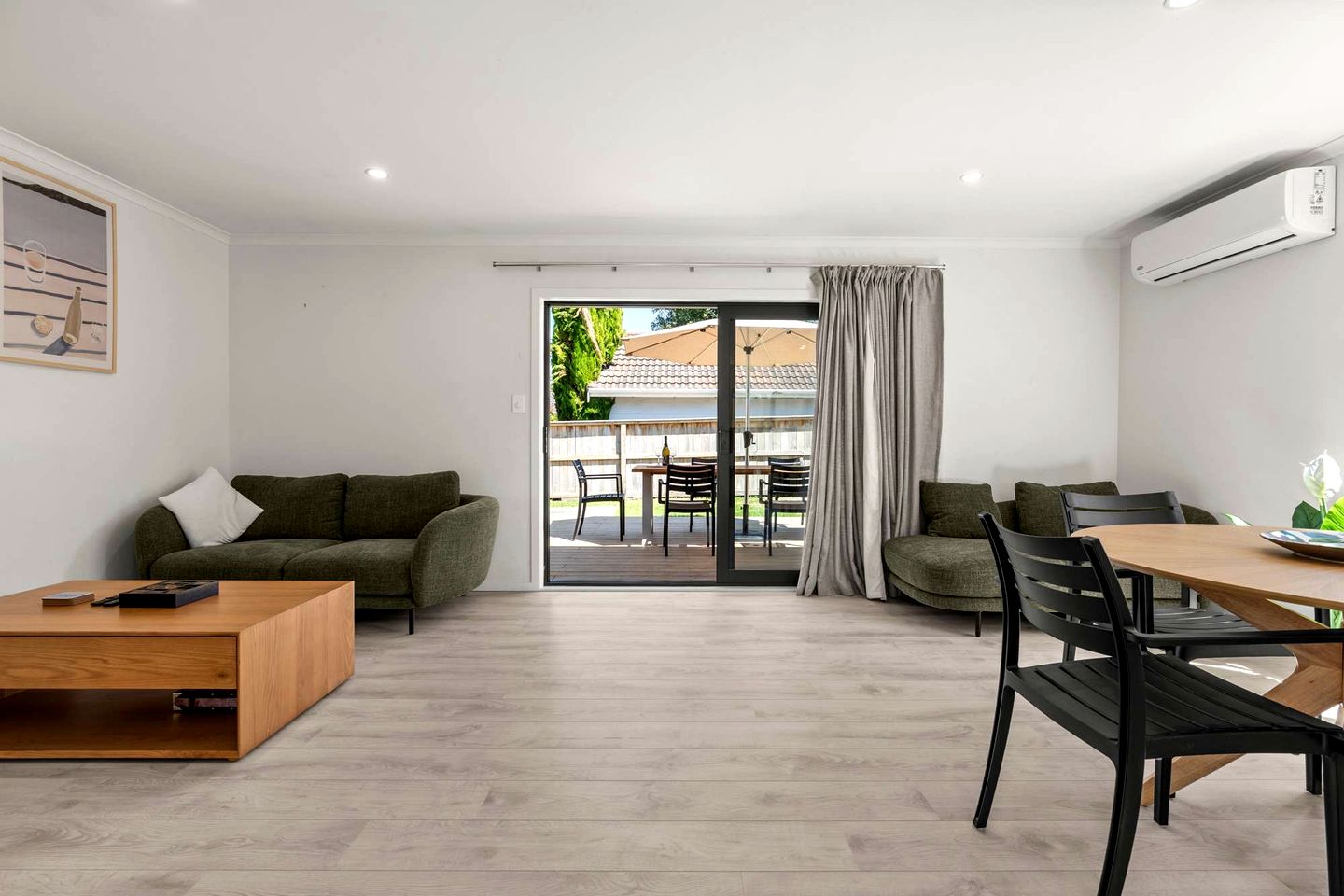 Charming Holiday Home with Large Deck & BBQ, Steps from Papamoa Beach, Papamoa, New Zealand