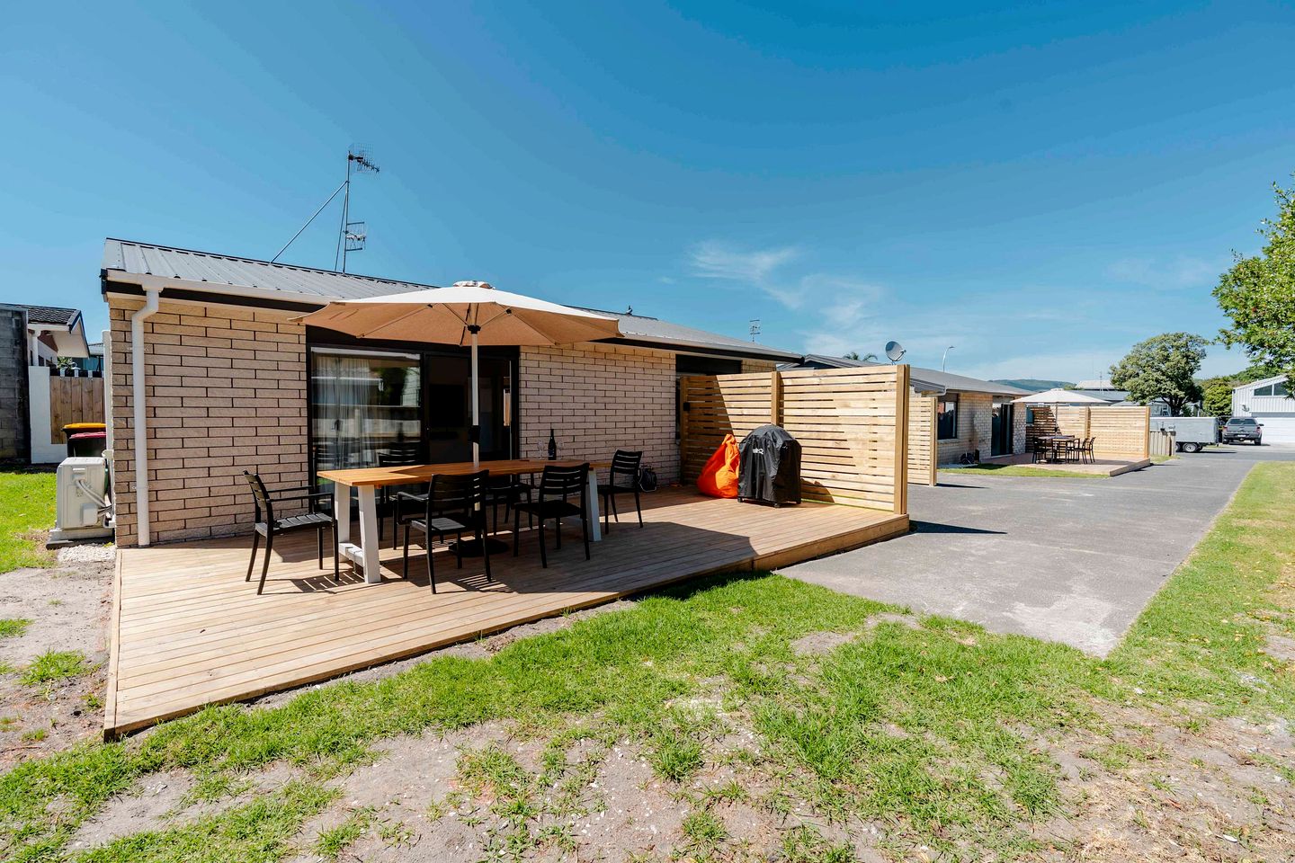 Charming Holiday Home with Large Deck & BBQ, Steps from Papamoa Beach, Papamoa, New Zealand