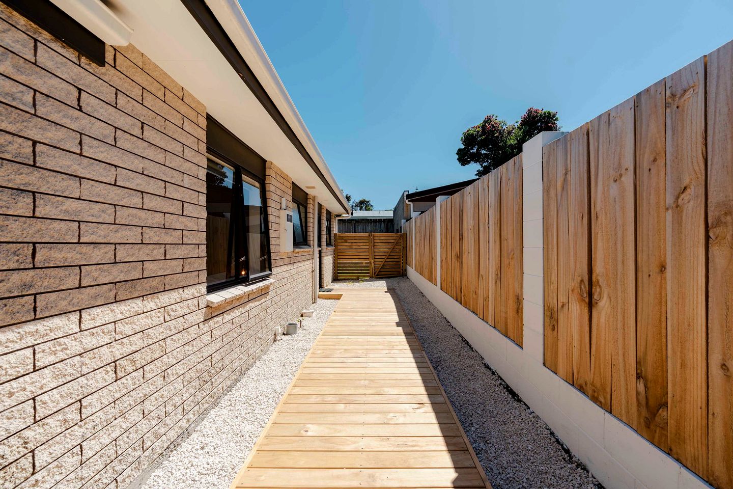 Charming Holiday Home with Large Deck & BBQ, Steps from Papamoa Beach, Papamoa, New Zealand