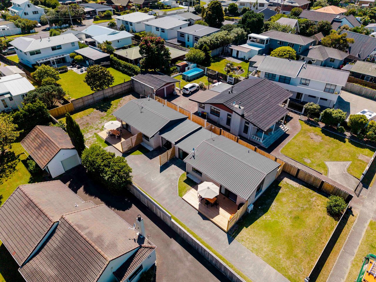 Charming Holiday Home with Large Deck & BBQ, Steps from Papamoa Beach, Papamoa, New Zealand