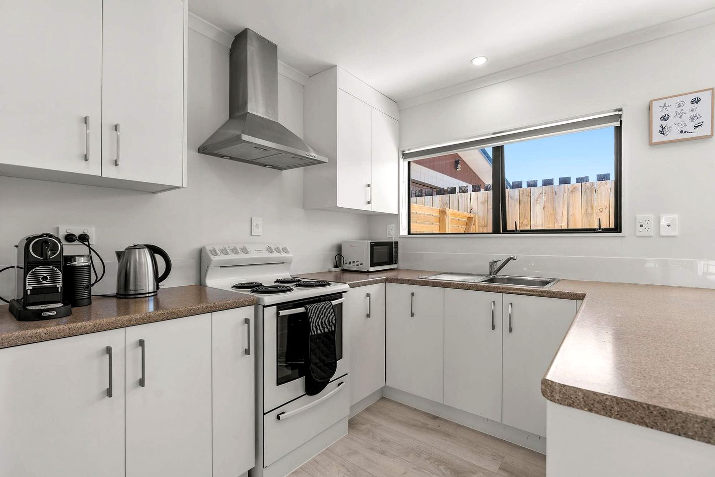 Charming Holiday Home with Large Deck & BBQ, Steps from Papamoa Beach, Papamoa, New Zealand