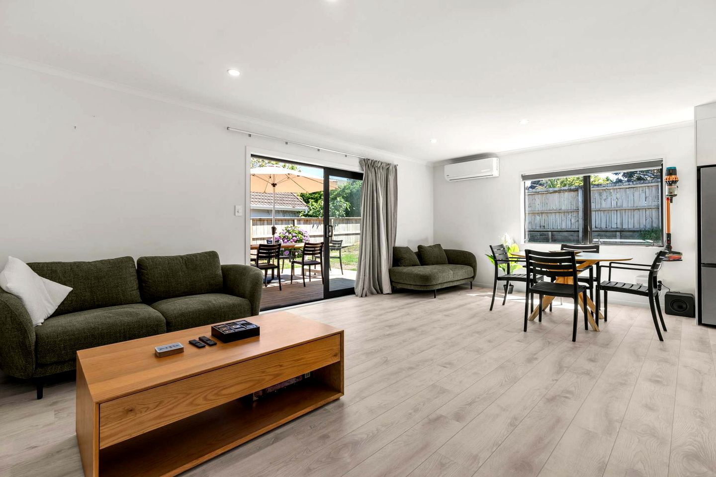 Charming Holiday Home with Large Deck & BBQ, Steps from Papamoa Beach, Papamoa, New Zealand