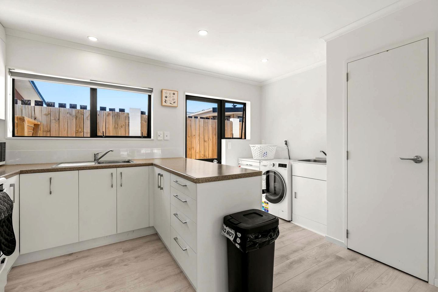 Charming Holiday Home with Large Deck & BBQ, Steps from Papamoa Beach, Papamoa, New Zealand