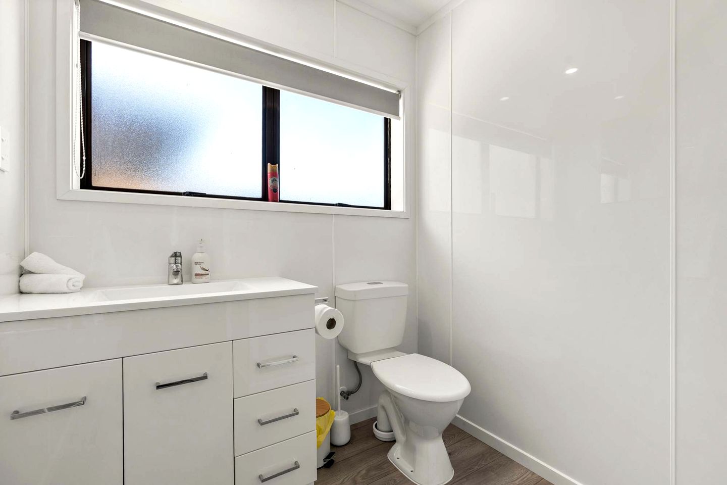 Charming Holiday Home with Large Deck & BBQ, Steps from Papamoa Beach, Papamoa, New Zealand