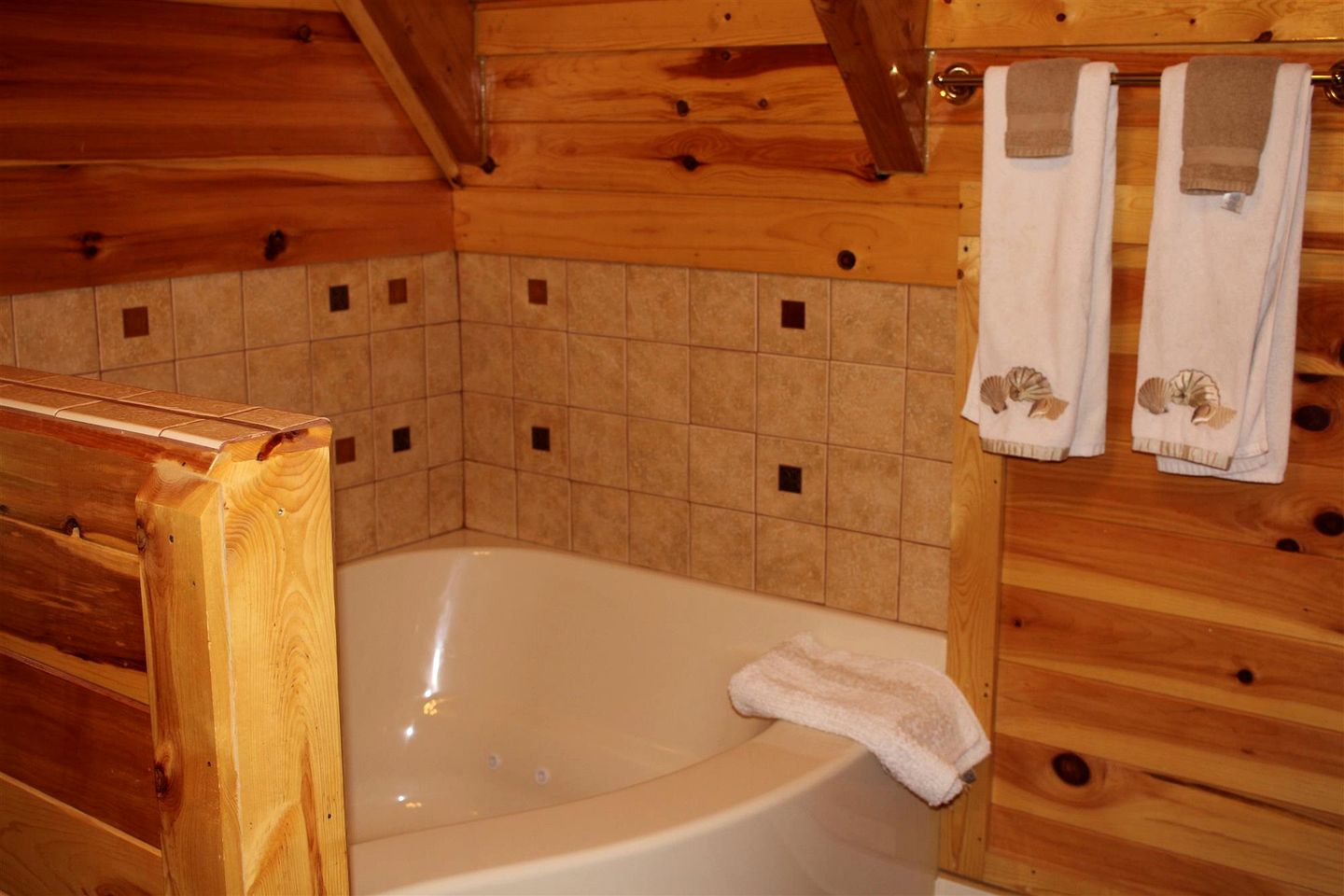 Picturesque Suite with Indoor Jacuzzi Tub in West Virginia