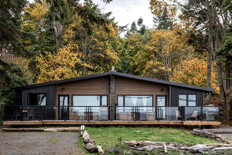 Spacious Oceanfront Duplex with Cedar Sauna near Stories Beach in Campbell River, BC